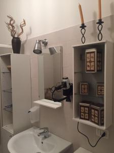 ボローニャにあるAppartamento Medaglie D'oroのバスルーム(洗面台、鏡付)