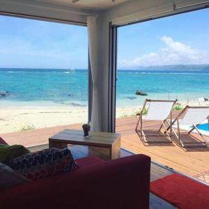 uma sala de estar com vista para o oceano em The Villa Kazbo em Amami