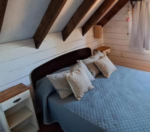 a bedroom with a bed with pillows on it at Villa Gutierrez4 in Punta Del Diablo