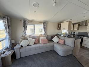 a living room with a couch and a kitchen at Teal - a few steps from the beach in Redcar