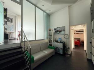 ein Wohnzimmer mit Sofa und Fenster in der Unterkunft Venicedire in Venedig