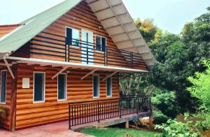 a house with a porch and a balcony at Posada Campestre en Doradal in Puerto Triunfo