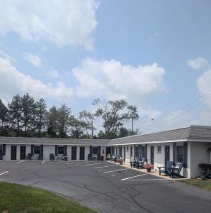an empty parking lot in front of a motel at Boulevard Motel in Marmora