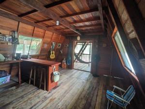 a room with a desk in a tiny house at Chalé da Mata, Ilha de Cotijuba in Belém