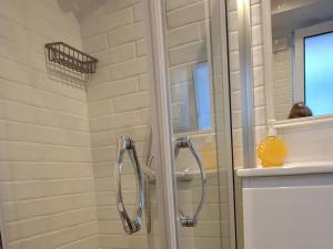 a shower with a glass door in a bathroom at Casa do Tejo de Alcochete in Alcochete +41 photos