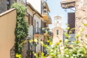 a city street with buildings and a church at PianoPiano Nel cuore del borgo di Viterbo P1 in Viterbo