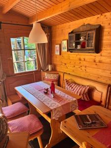 a room with a table and chairs in a cabin at Landhauswohnung Alte Mühle in Berlinghausen