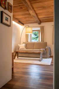 ein Wohnzimmer mit Sofa und Fenster in der Unterkunft Saxöler Brixen in Brixen