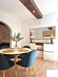 a kitchen and dining room with a table and chairs at Maison des Arches in Barbentane