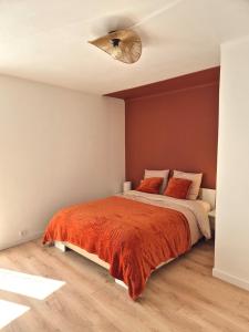 a bedroom with a bed and a ceiling fan at Maison des Arches in Barbentane