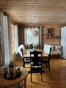 a dining room with a table and a bedroom at Lyngbu på Stavtjørn in Vikeså