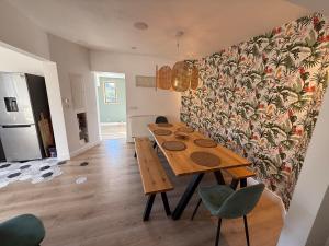 a dining room with a table and some chairs at Gîte du silo Avoine in Toucy