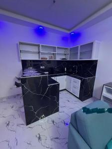 ein Wohnzimmer mit violettem Licht und Marmorboden in der Unterkunft Studio in Saly Portudal