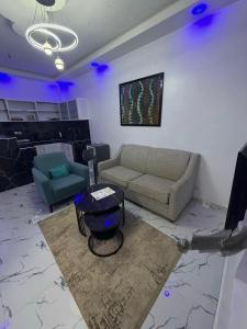 ein Wohnzimmer mit Sofa und Tisch in der Unterkunft Studio in Saly Portudal