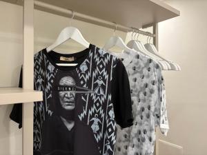 a black and white shirt on a hanger at MUSA DOMO Fàinas in Càbras