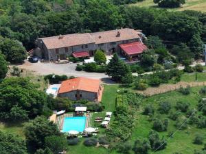 an aerial view of a house with a swimming pool at Casa Mazzoni in Roccastrada