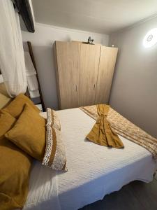 a bedroom with a bed with a wooden cabinet at El renacer de Flor - Casa turística in Chandreja