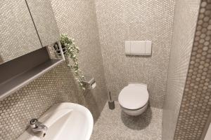 ein kleines Badezimmer mit Toilette und Waschbecken in der Unterkunft Ritterschlaf in Balingen + 26 Fotos