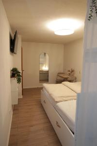 ein Schlafzimmer mit zwei Betten und einem Tisch in einem Zimmer in der Unterkunft Ritterschlaf in Balingen