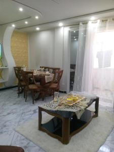 a dining room with a table and chairs and a tableablish at Appartement a bir mourad rais in Birmandreis