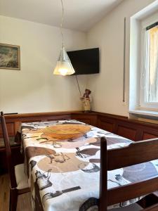 a dining room with a table with a tableablish at Vorderschöneck 2 in Longostagno