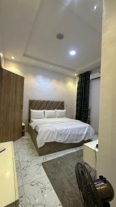 a bedroom with a large bed and two chairs at Emilomo beautiful homes in Cardoso