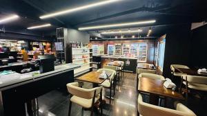 a restaurant with tables and chairs and a bar at Flat 337 vista lago no Lake side in Brasília