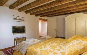 ein Schlafzimmer mit einem Bett und einem Fernseher an der Wand in der Unterkunft Ca' Bottacin in Venedig