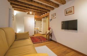 ein Wohnzimmer mit einem Sofa und einem Fernseher an der Wand in der Unterkunft Ca' Bottacin in Venedig
