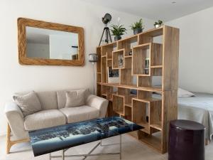 a living room with a couch and a mirror at Villa Mayeux in Giverny
