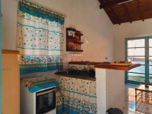 a kitchen with a sink and a counter at Recanto do Gigante Adormecido in Joanópolis