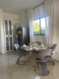 a dining room with a table and chairs and a window at GG residencial in El Factor