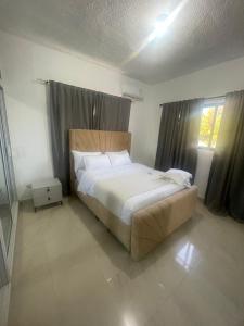 a bedroom with a large bed in a room at GG residencial in El Factor