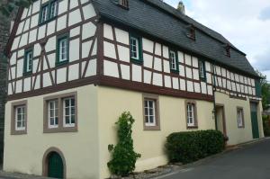 una casa a graticcio con tetto nero di Ferienhaus N° 14 a Mülheim an der Mosel