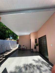 an open room with a table and a wall at Casa tranquila próximo ao centro e a Unigran in Dourados