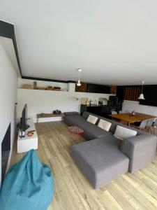 a living room with a couch and a table at Casa da Granja in Sobral de Monte Agraço