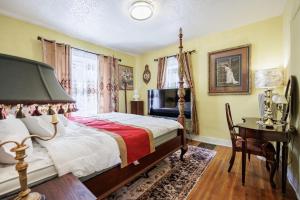 a bedroom with a bed and a table and a desk at Room B1-Shared bathroom King Bed Washer Dryer in Rochester