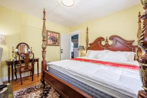 a bedroom with a bed and a desk and a chair at Room B1-Shared bathroom King Bed Washer Dryer in Rochester