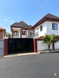 a black gate in front of a house at Asibbey Lodge in Ashalebotwe