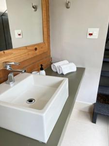 a bathroom with a white sink and a mirror at Chalés Ceuci in Santo Antônio do Pinhal