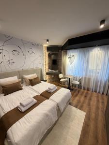 ein Schlafzimmer mit einem großen Bett und einem auf die Wand gemalten Gesicht in der Unterkunft N95 in Bitola