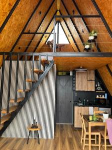 an attic kitchen and dining room with wooden ceilings at Cabaña Nivura in Palmira