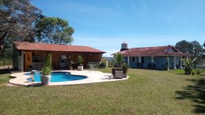 a house with a swimming pool in the yard at Life Pinhalzinho in Pinhalzinho