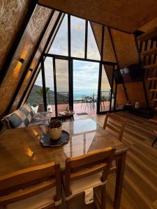a dining room with a table and a view of the ocean at Cabaña Nivura in Palmira