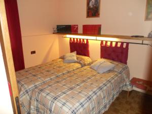 2 Betten nebeneinander in einem Zimmer in der Unterkunft Casa Paola in Valfurva