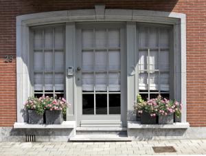 una puerta con dos ventanas y dos macetas en B&B Sint Pieter, en Izegem