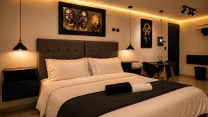 a bedroom with a large bed and a table at Aparta Estudios Luz Galery in Bogotá