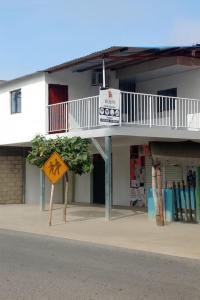 a street sign in front of a building at Hostal berpé in Coveñas