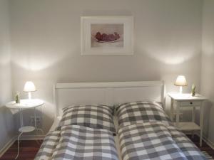 sypialnia z 2 łóżkami i 2 szafkami nocnymi w obiekcie Ferienhaus N° 14 w mieście Mülheim an der Mosel