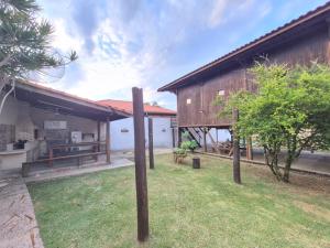 a yard with a wooden building and a house at CASA DE CAMPO PATRIMÔNIO in Brotas